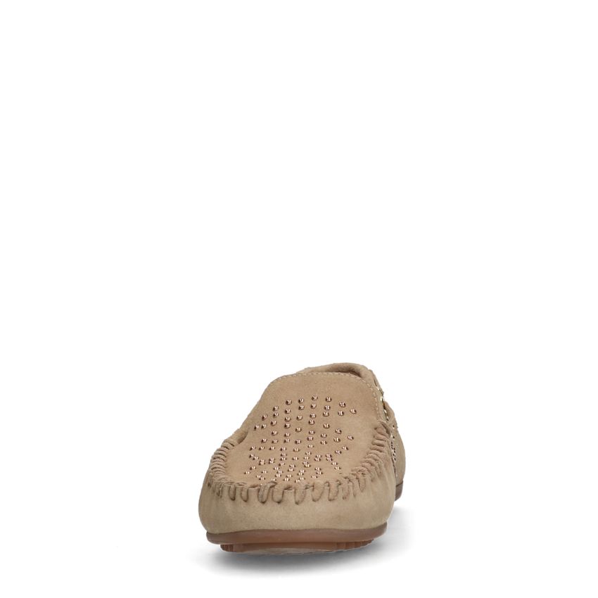 Beigefarbene Veloursleder-Loafer mit goldfarbenen Nieten
