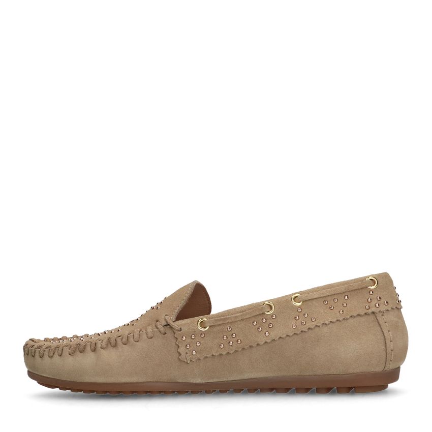 Beige suède loafers met goudkleurige studs