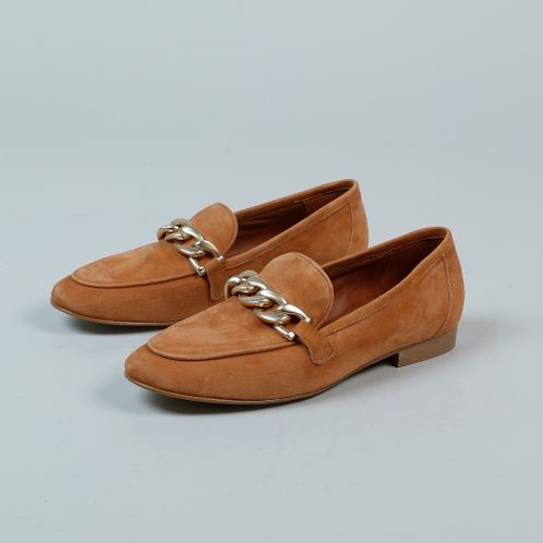 Cognacfarbene Veloursleder-Loafer mit goldfarbener Kette