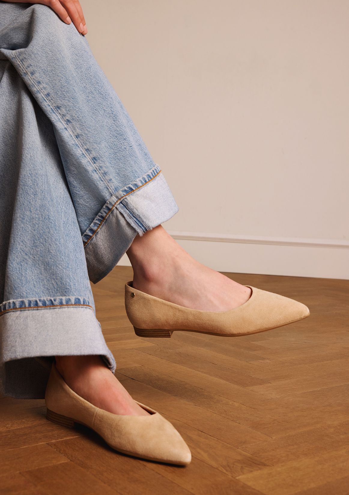 Beigefarbene Veloursleder-Ballerinas