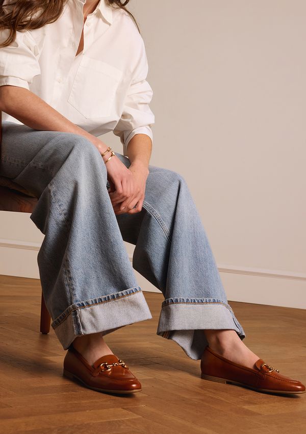 Braune Leder-Loafer mit goldfarbener Kette