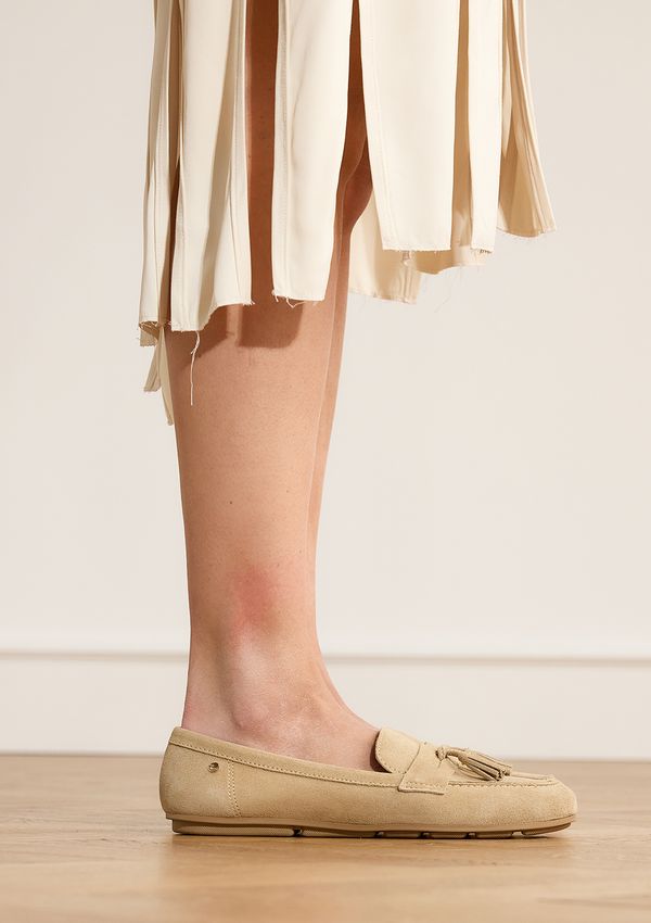 Beige suède loafers met franjes