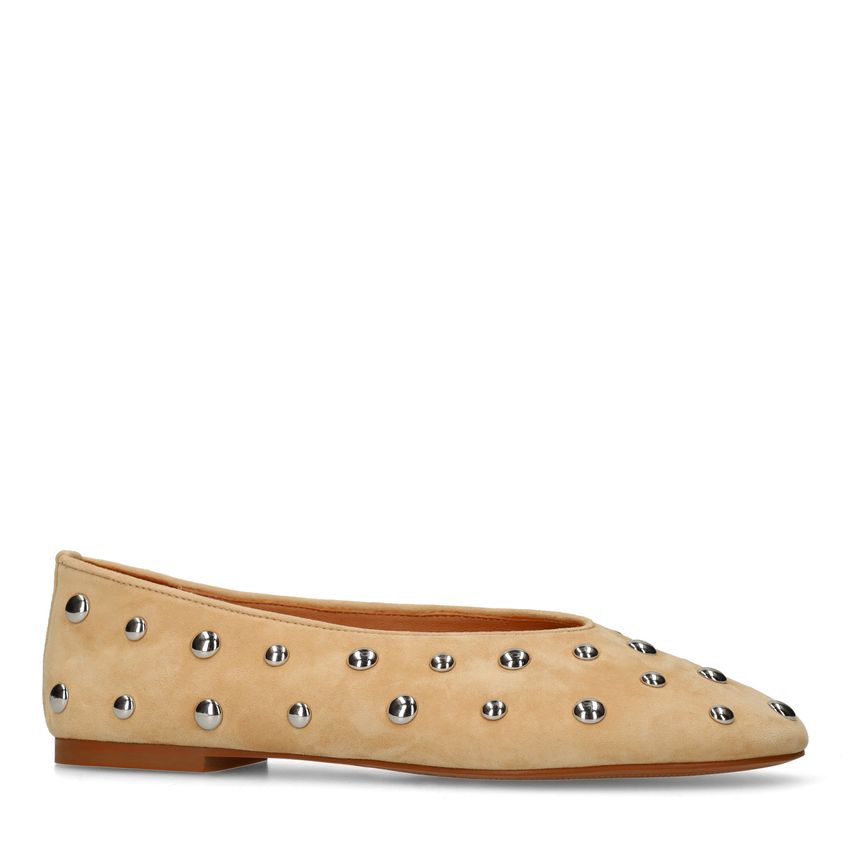 Beigefarbene Veloursleder-Ballerinas mit silberfarbenen Nieten