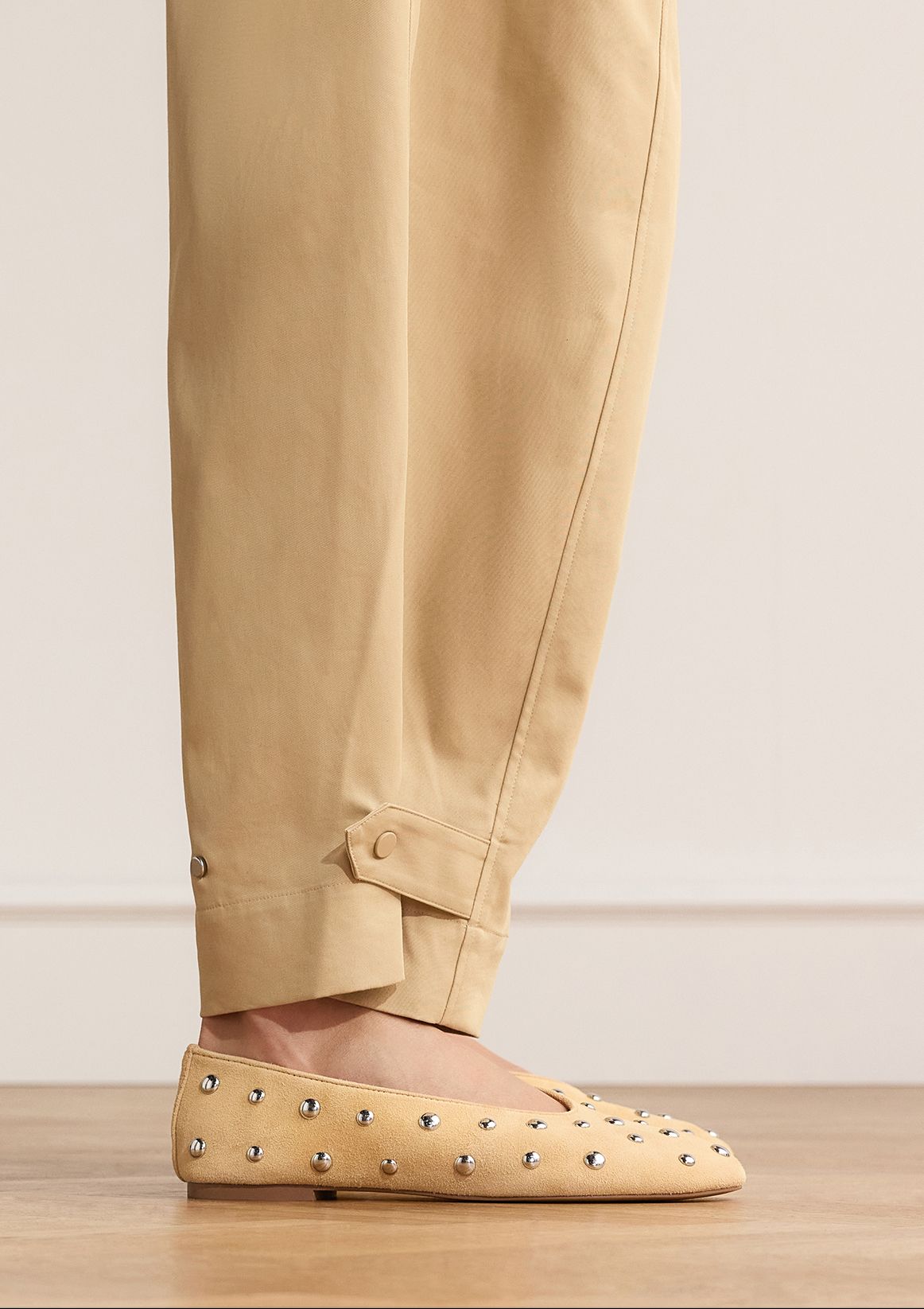 Beige suède ballerina's met zilveren studs