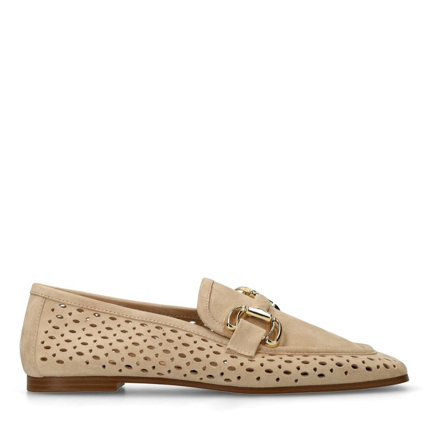 Beigefarbene Leder-Loafer mit goldfarbener Kette