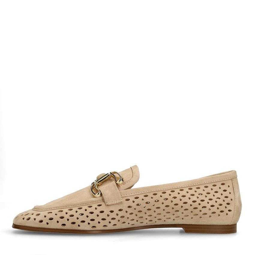 Beigefarbene Leder-Loafer mit goldfarbener Kette