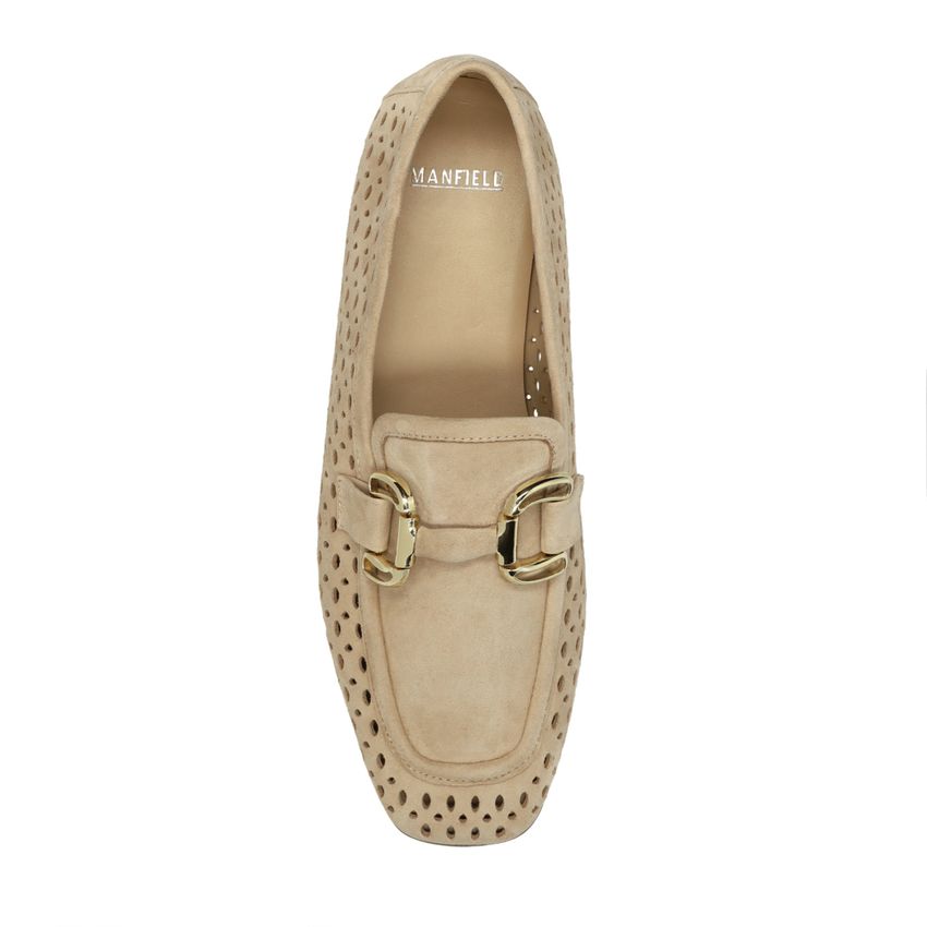 Beigefarbene Leder-Loafer mit goldfarbener Kette
