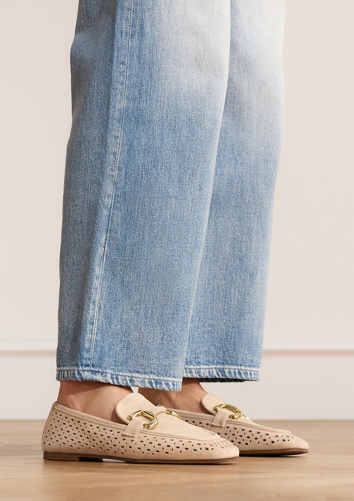 Beigefarbene Leder-Loafer mit goldfarbener Kette