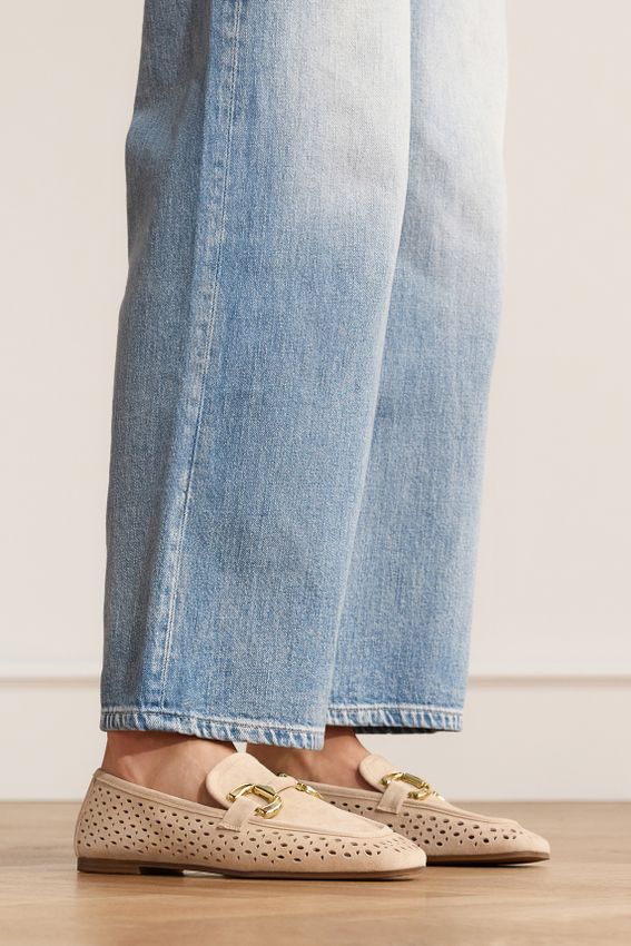 Beigefarbene Leder-Loafer mit goldfarbener Kette