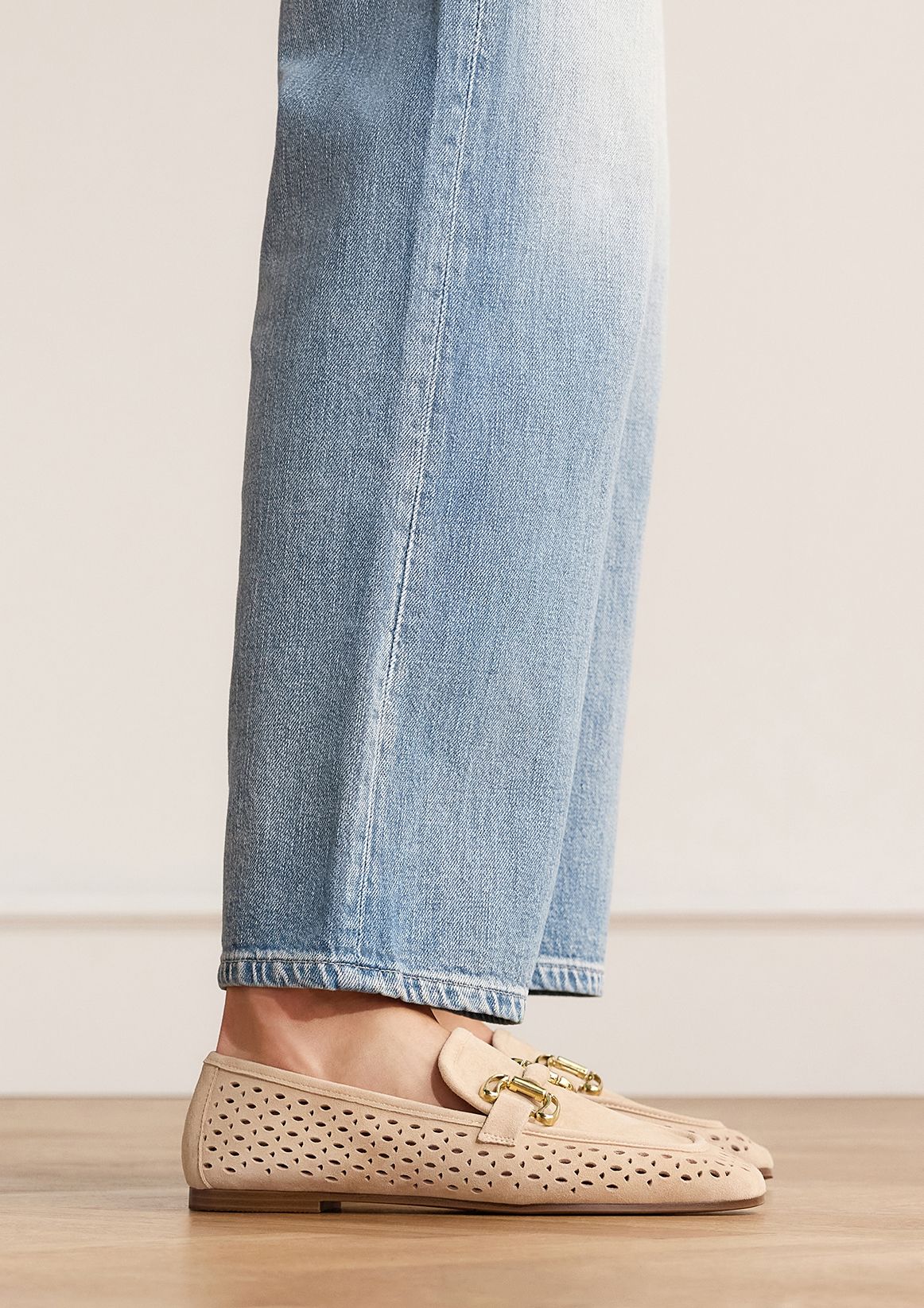 Beigefarbene Leder-Loafer mit goldfarbener Kette