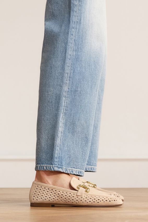 Beigefarbene Leder-Loafer mit goldfarbener Kette