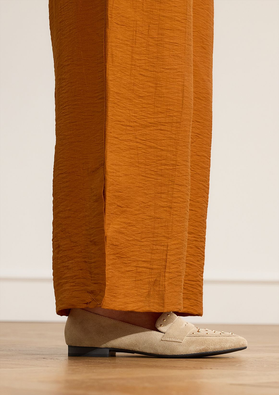 Beigefarbene Veloursleder-Loafer mit goldfarbenen Nieten