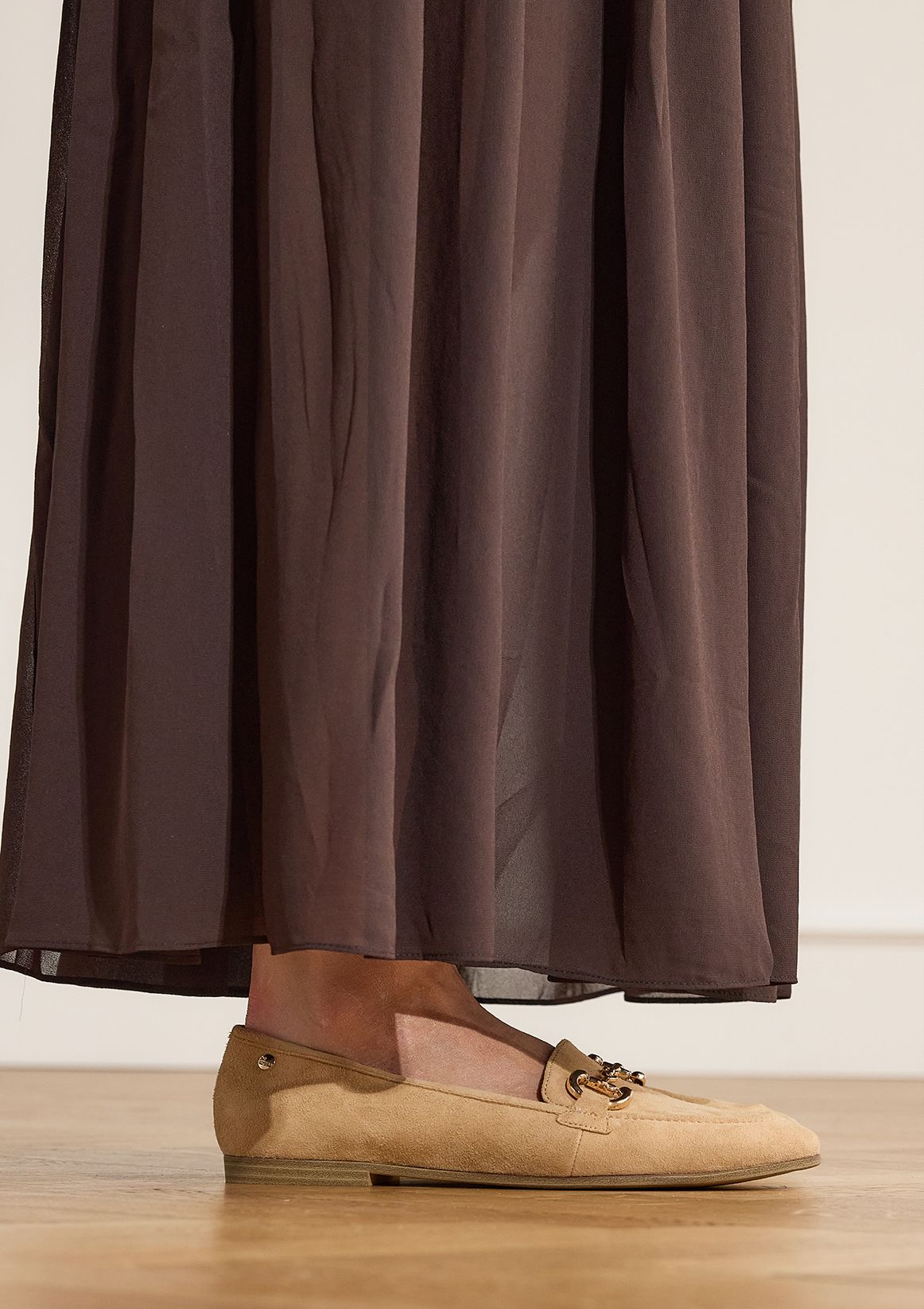 Beige suède loafers met gouden chain