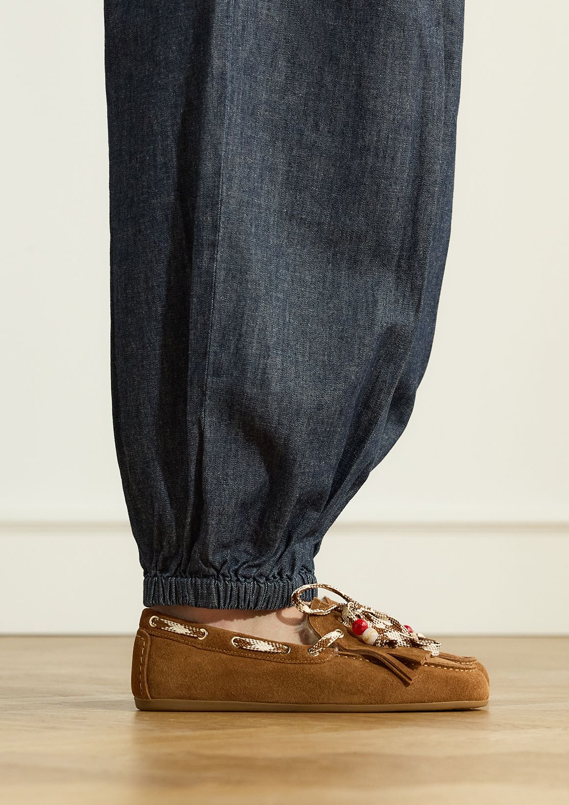 Cognacfarbene Veloursleder-Loafer mit Fell-Details