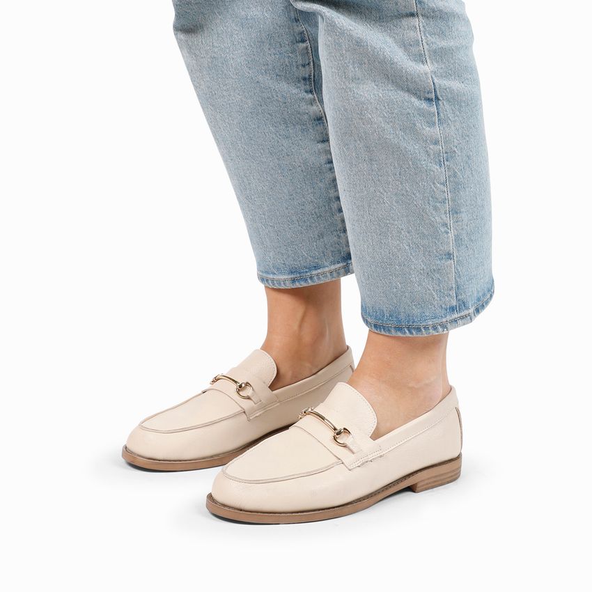 Beige leren loafers met goudkleurig detail