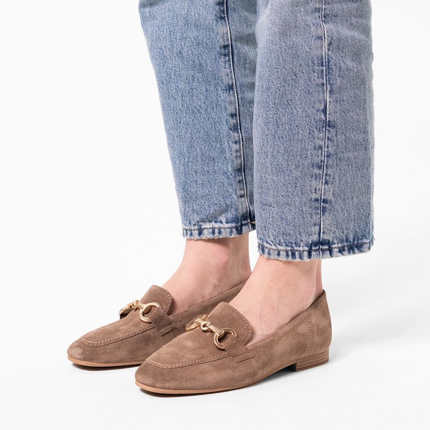 Taupe suède loafers met goudkleurig detail