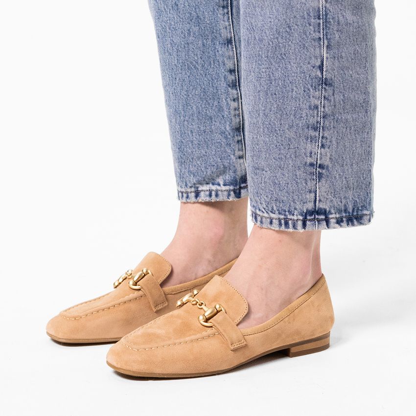 Beige suède loafers met goudkleurig detail