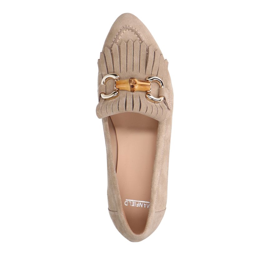 Beige suède loafers met franjes