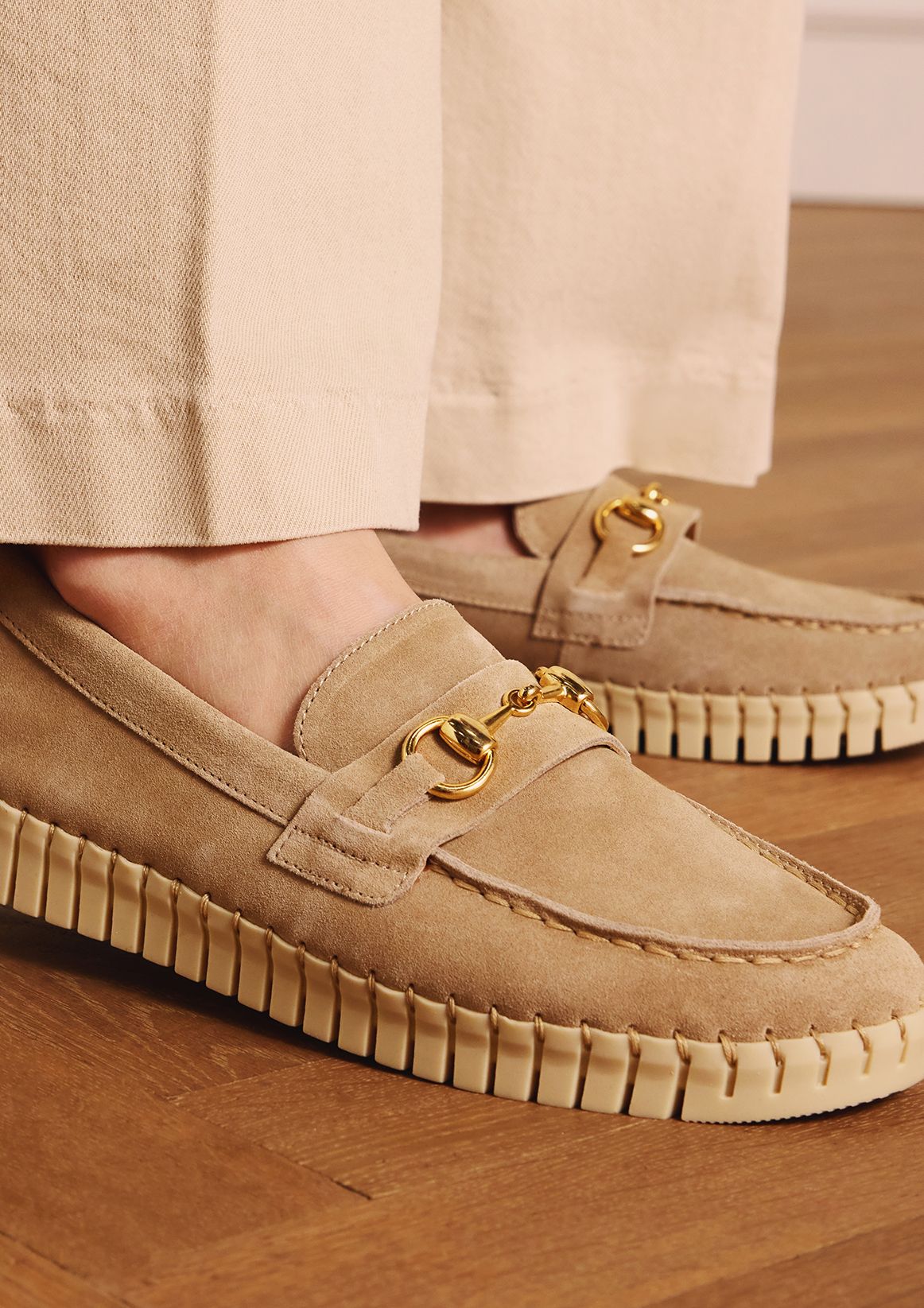 Beige suède loafer met goudkleurig detail
