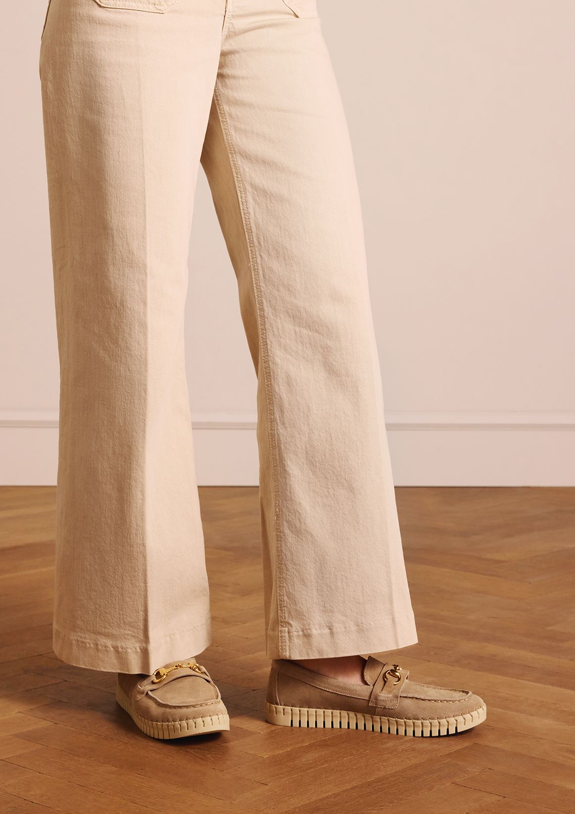 Beige suède loafer met goudkleurig detail