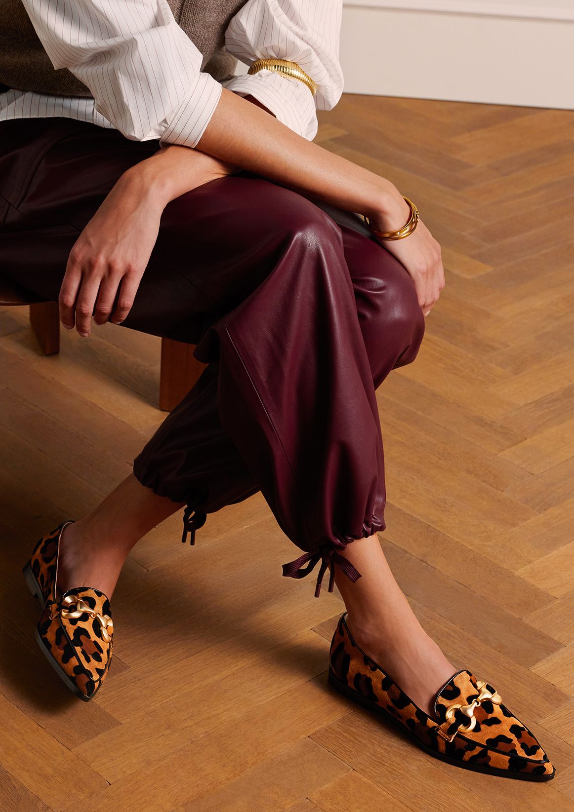 Veloursleder-Loafer mit Pantherprint und goldfarbener Kette