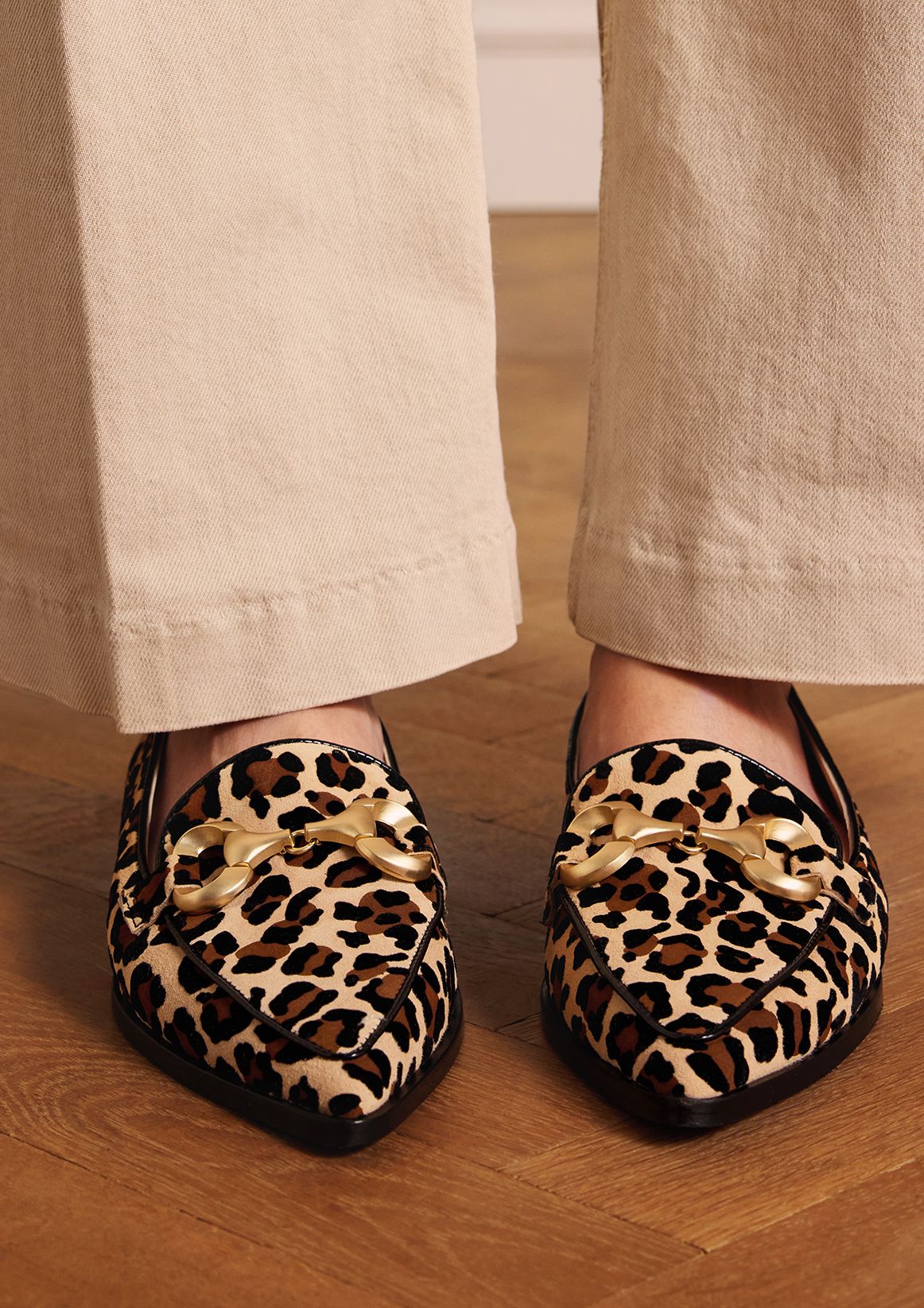 Veloursleder-Loafer mit Kette und Leoprint