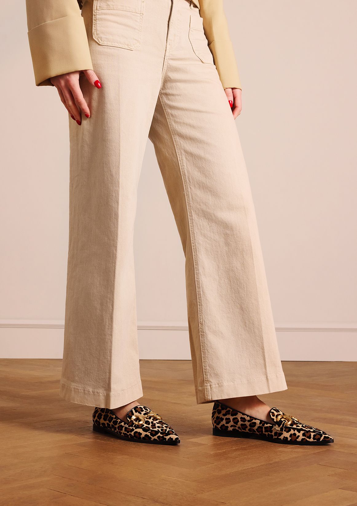 Veloursleder-Loafer mit Kette und Leoprint