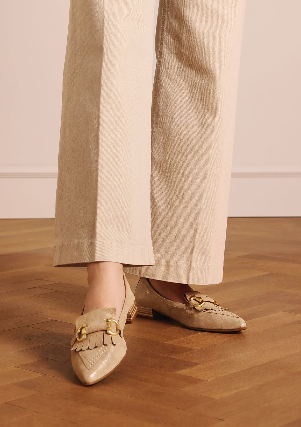 Beige suède loafers met glitter
