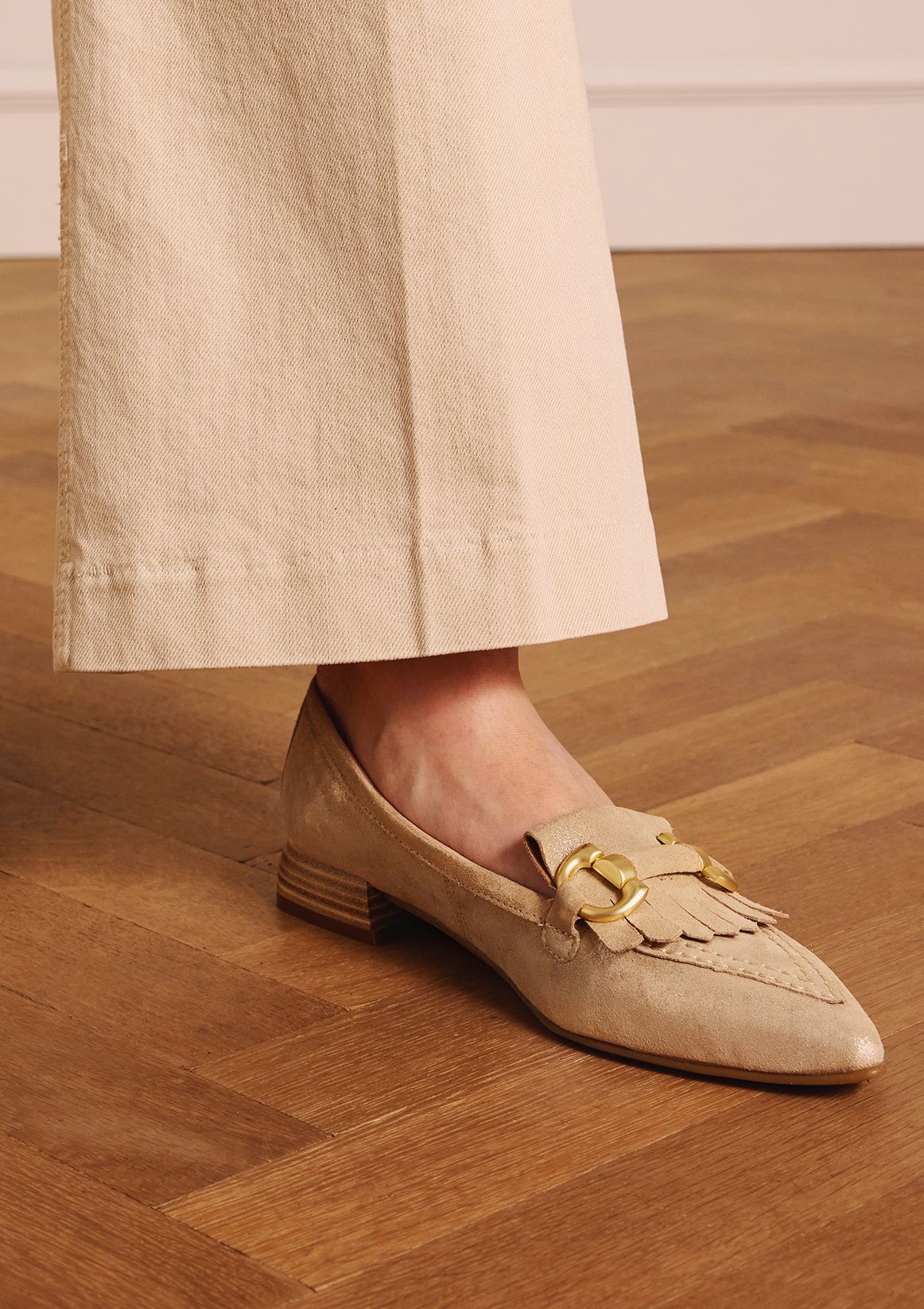 Beige suède loafers met glitter