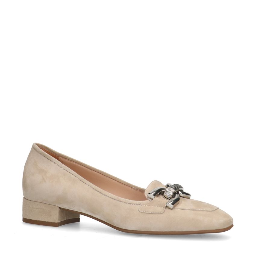 Beige suède loafers met zilverkleurige chain