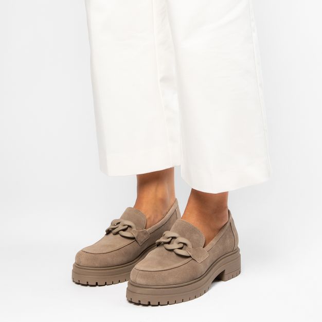 Taupe suède loafers met chain