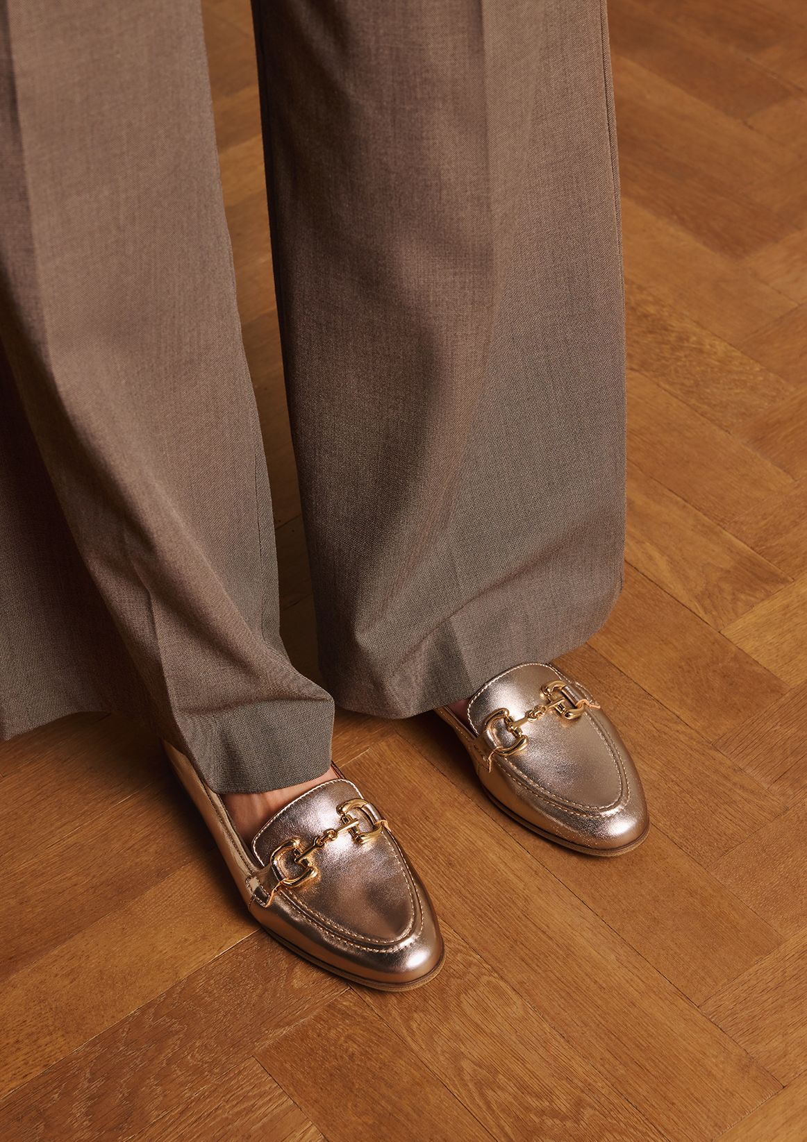 Gouden leren loafers met gouden chain