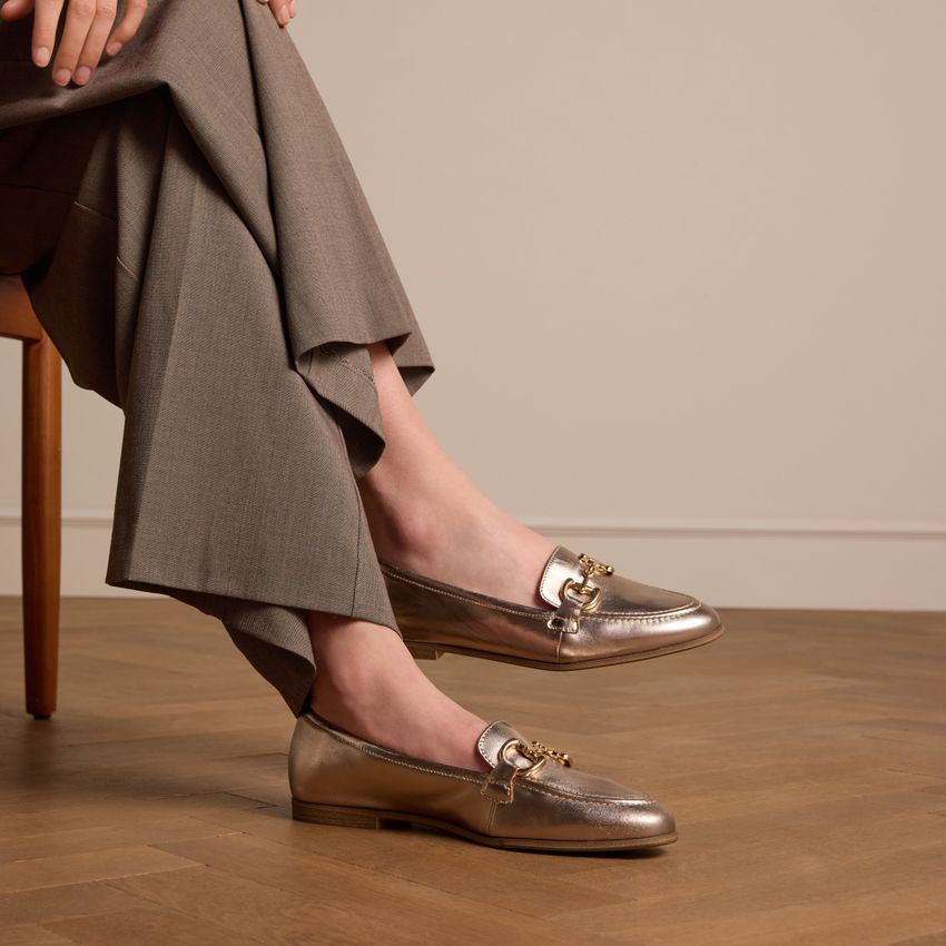 Gouden leren loafers met gouden chain