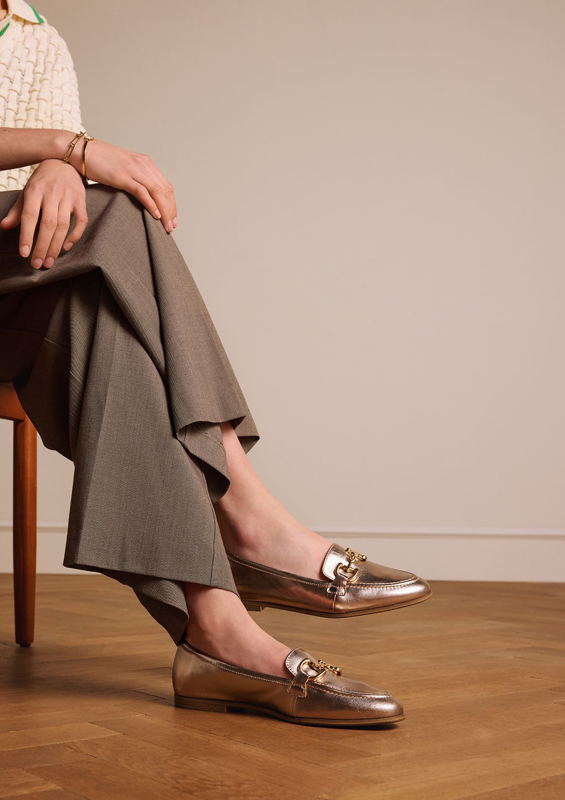 Gouden leren loafers met gouden chain