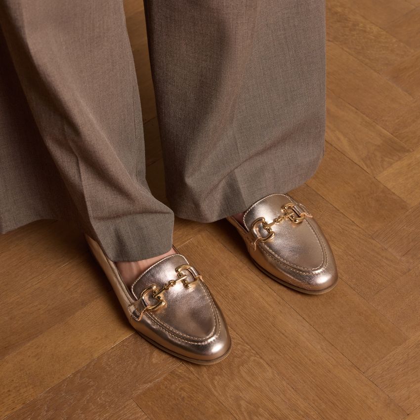 Gouden leren loafers met gouden chain