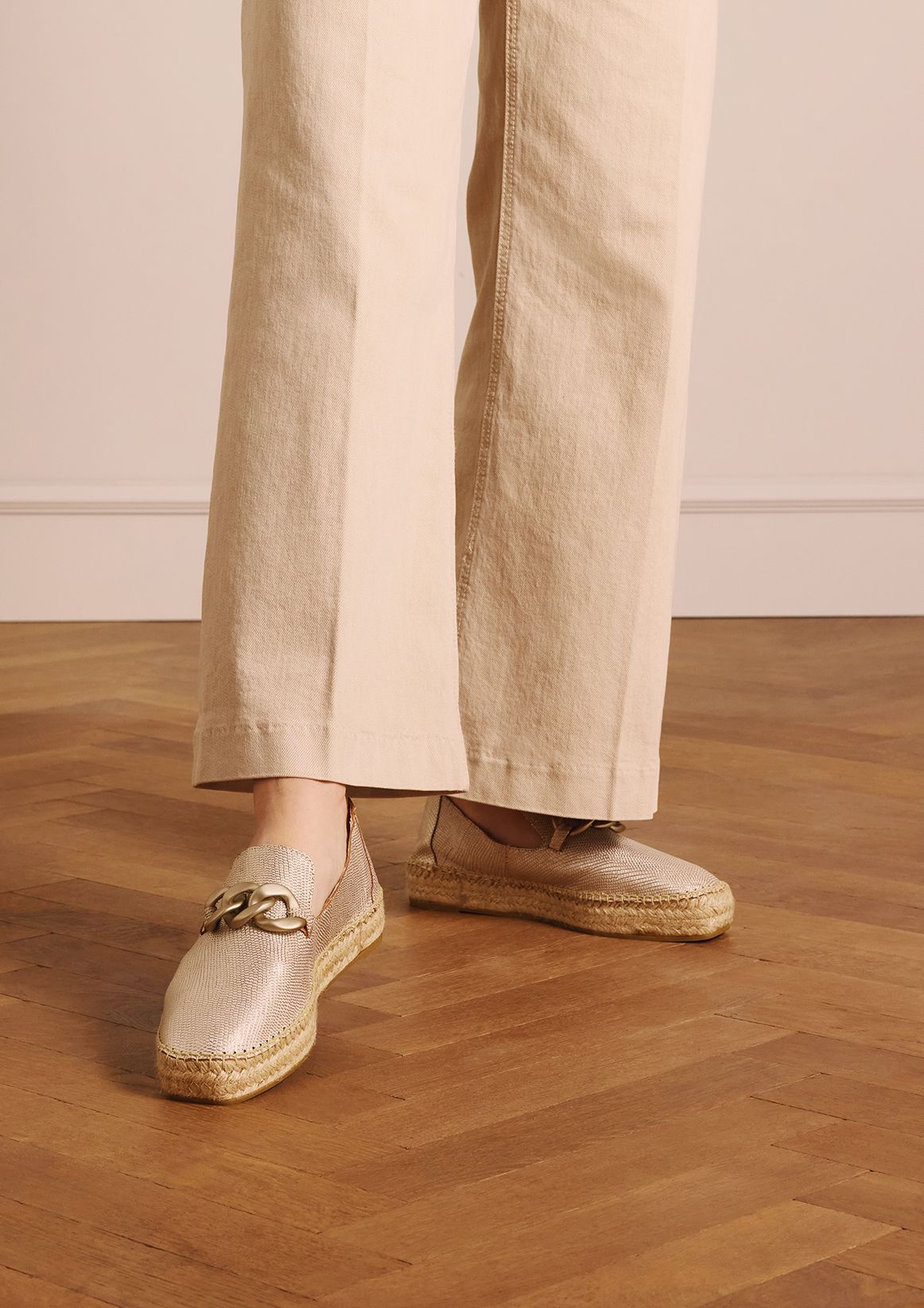 Goudkleurige leren espadrilles met gouden chain