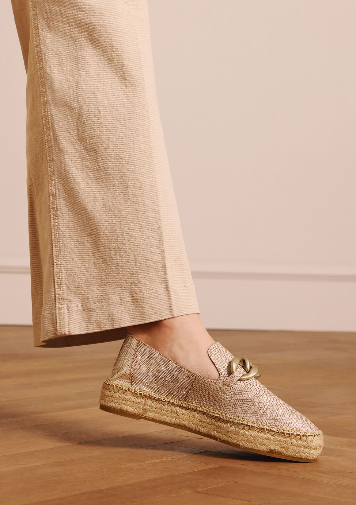 Goudkleurige leren espadrilles met gouden chain