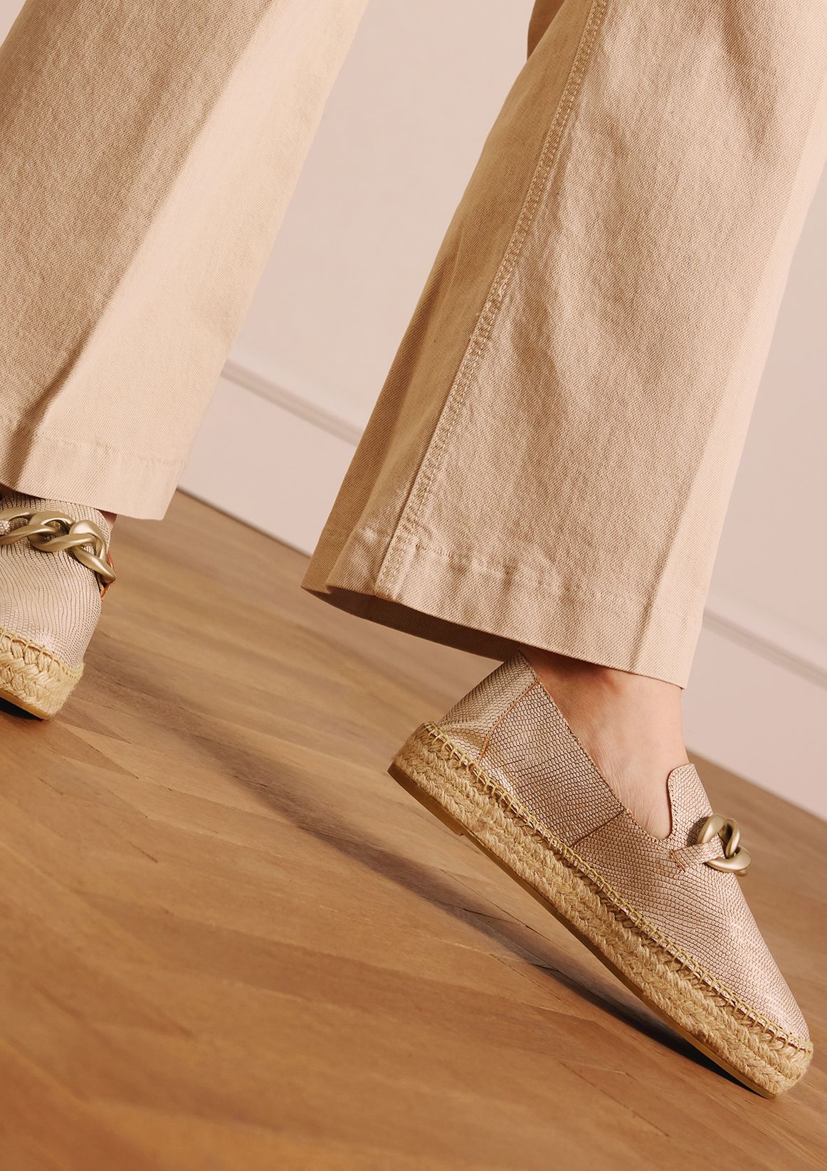 Goudkleurige leren espadrilles met gouden chain