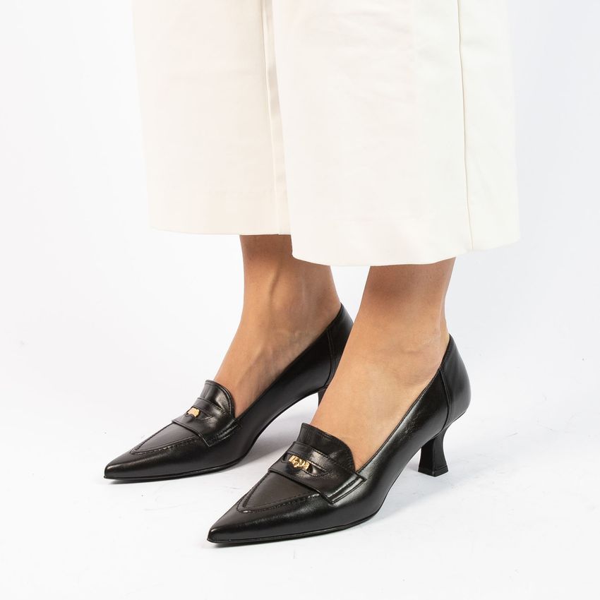 Zwarte leren pumps met goudkleurig detail