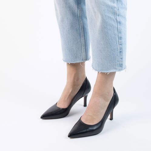 Geschlossene schwarze Lederpumps