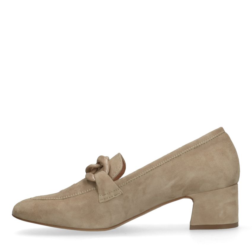 Beigefarbene Veloursleder-Pumps mit Kette