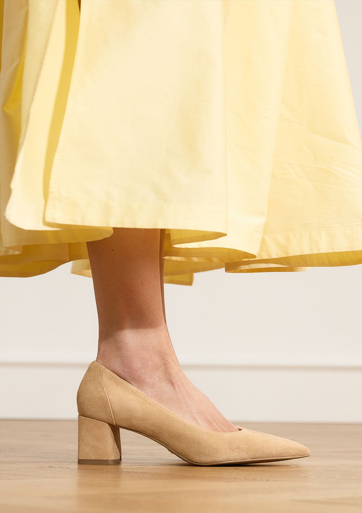 Beige suède pumps