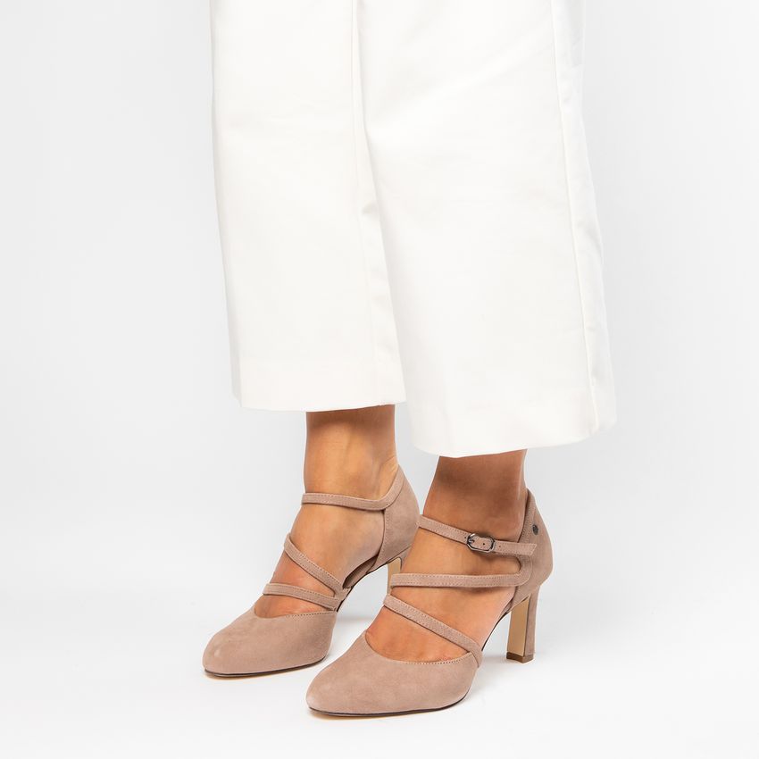 Beige suède pumps