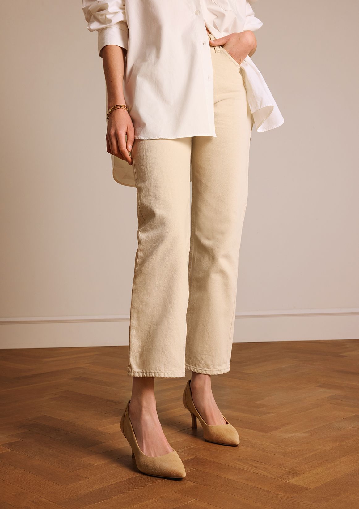Beigefarbene Veloursleder-Pumps