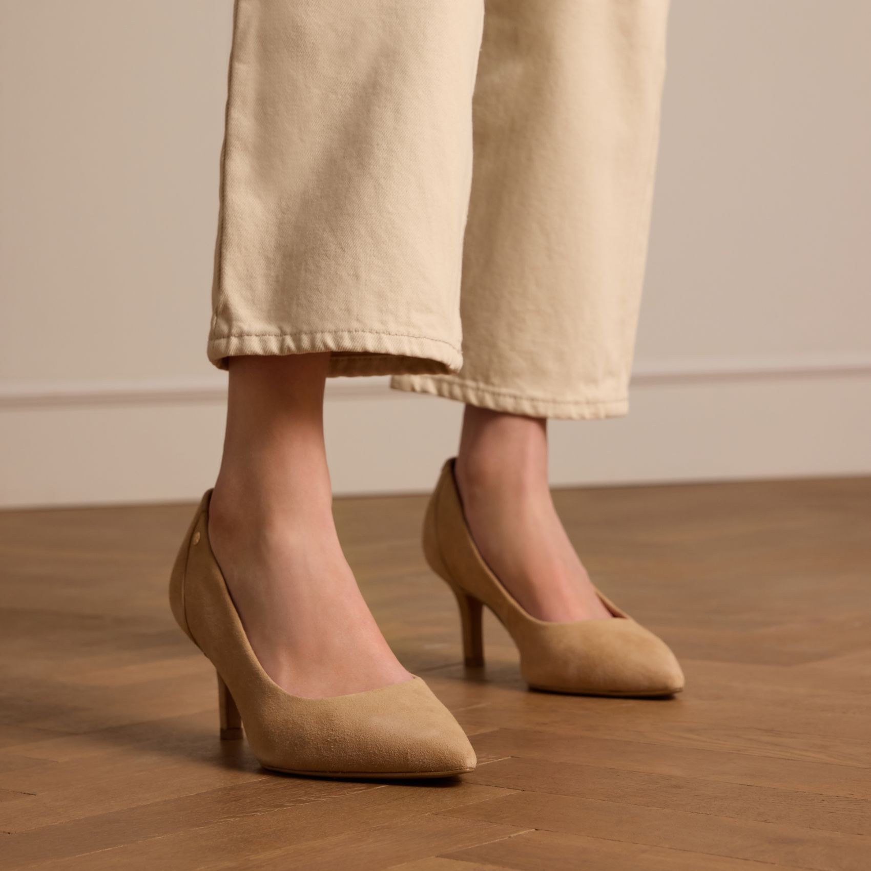Beigefarbene Veloursleder-Pumps