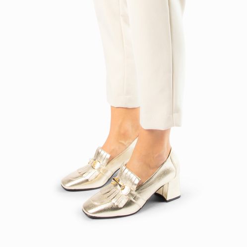 Geschlossene goldfarbene Lederpumps