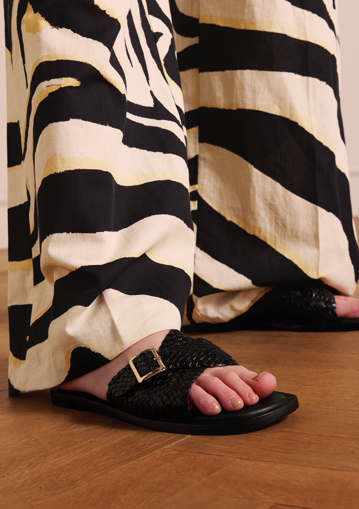 Zwarte gevlochten slippers met gesp
