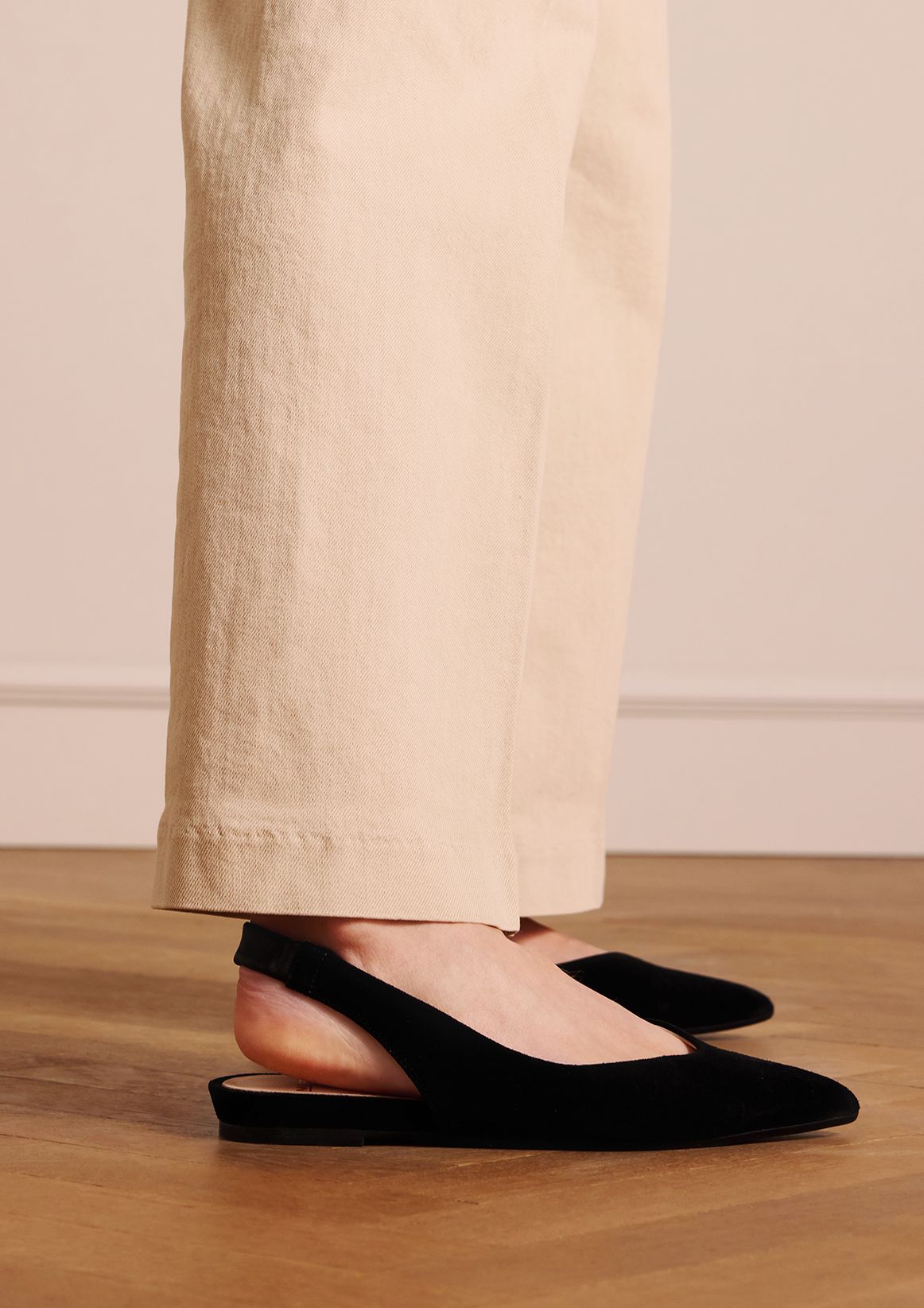 Schwarze Slingbacks aus Veloursleder