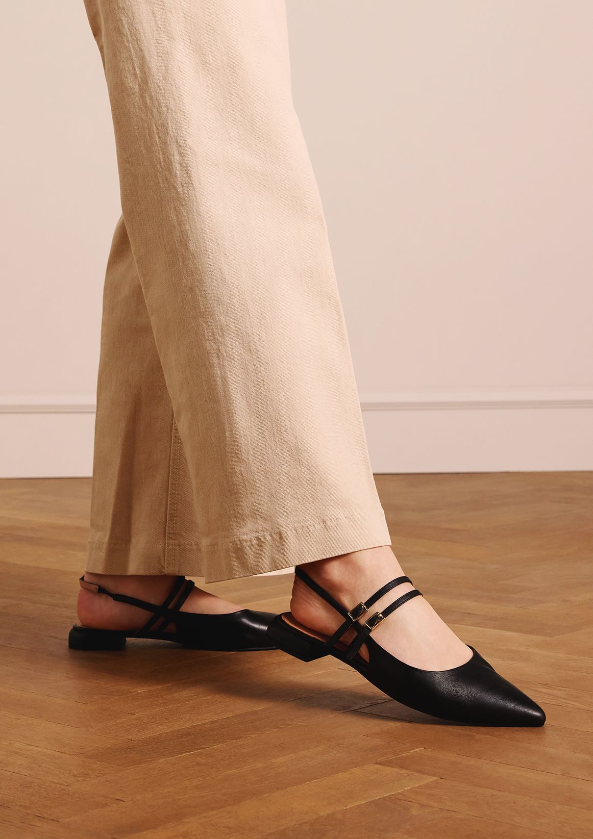 Schwarze Leder-Slingbacks mit doppeltem Riemchen