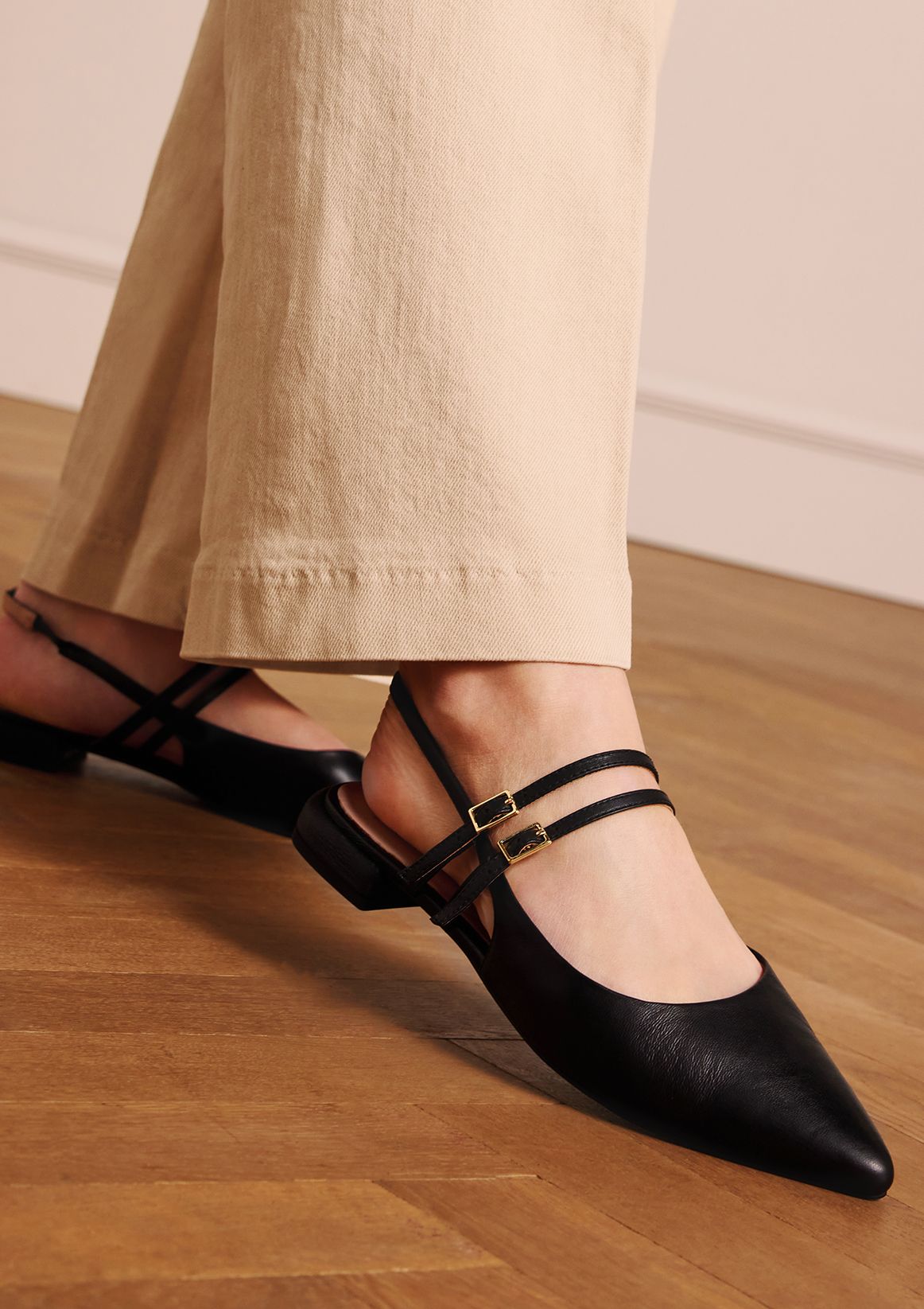 Schwarze Leder-Slingbacks mit doppeltem Riemchen